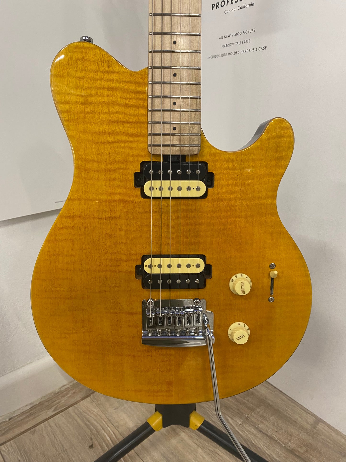 Sterling by Music Man Axis Flame Maple Top Trans Gold - Usata